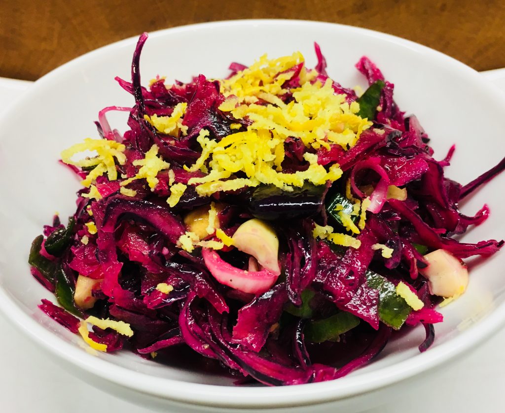 Rotkohl mit Erdnüssen und Sesam Limetten Dressing