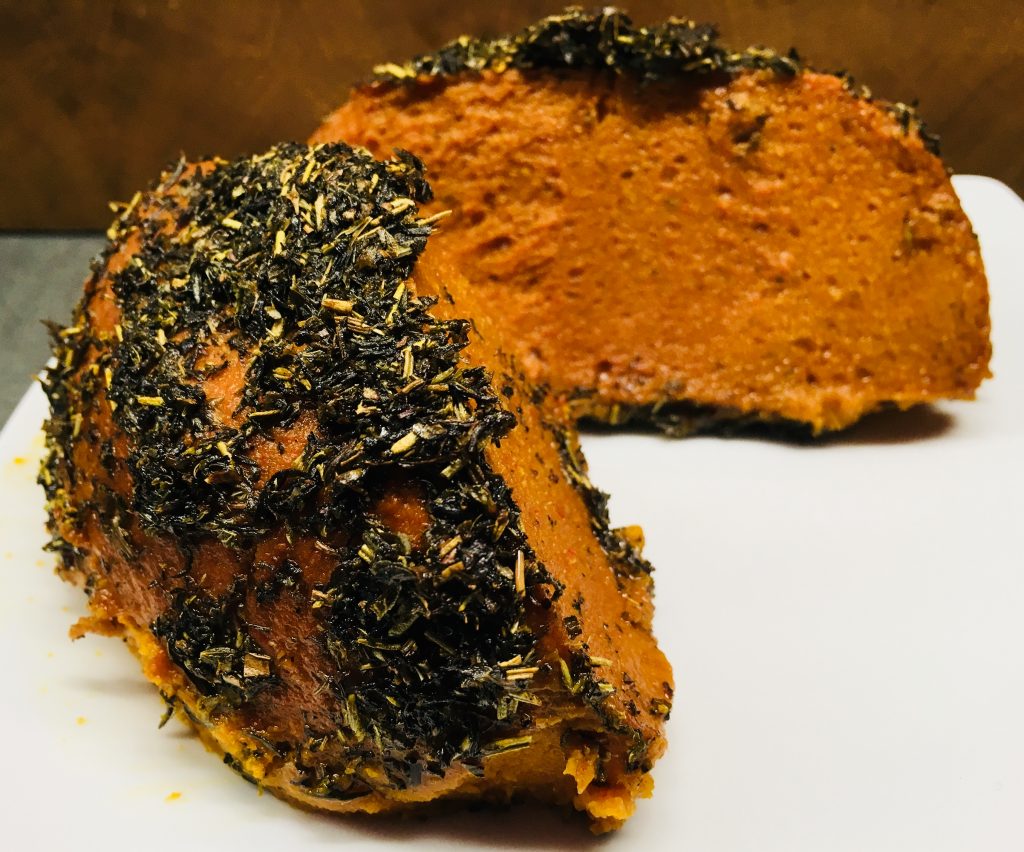 Veganer Cheddar Käse aus Süßkartoffel, Paprika und Haferflocken