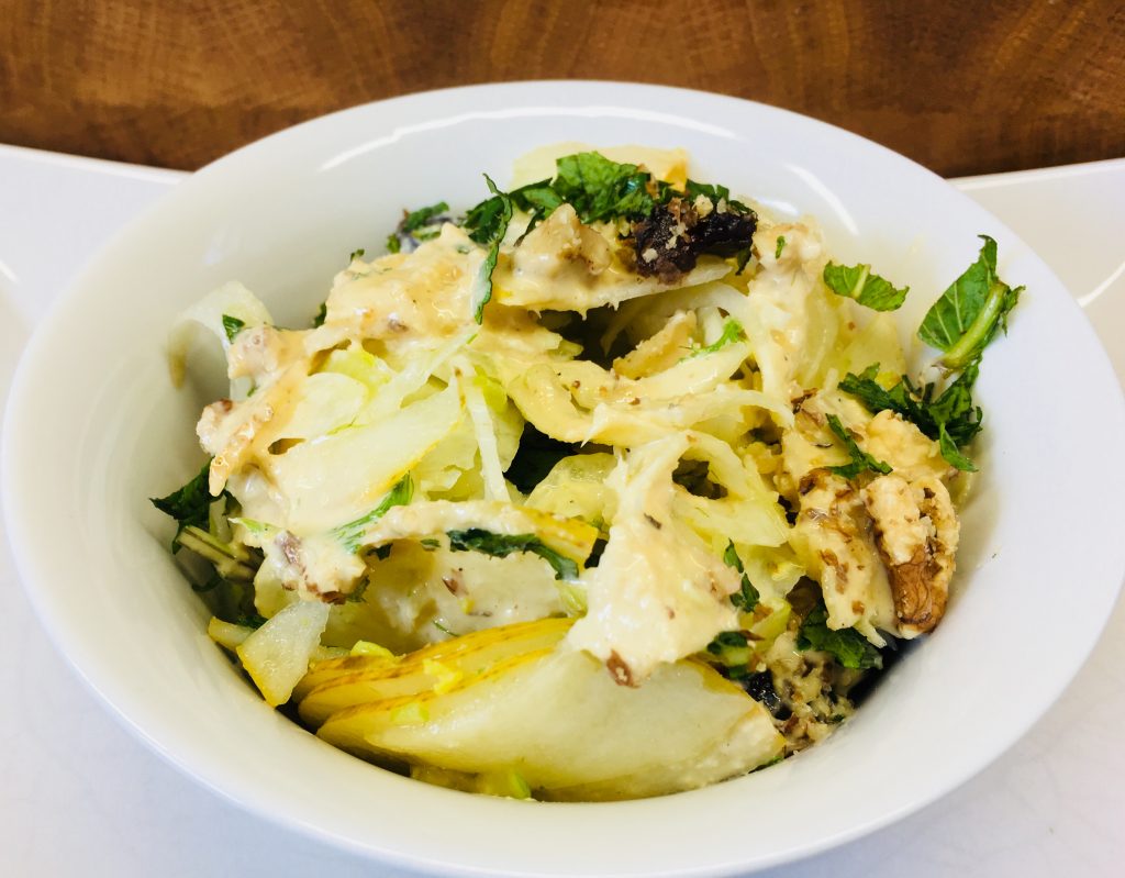 Fenchel Salat mit Birne, Datteln, Walnüssen, Minze und Cashew Orangen Dressing