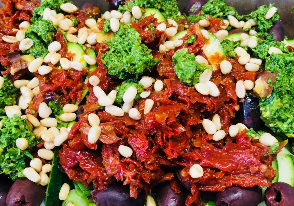 Zucchini Salat mit Tomaten, Oliven und Pesto