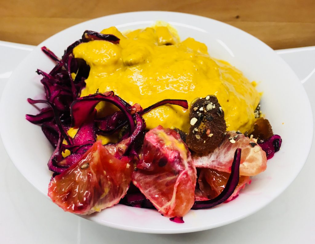 Rotkohl Salat mit Blutorangen, Sesam und Aprikosen Curry Dressing