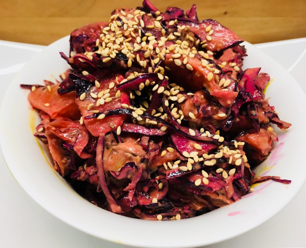 Rotkohl Salat mit Blutorangen, Sesam und Aprikosen Curry Dressing