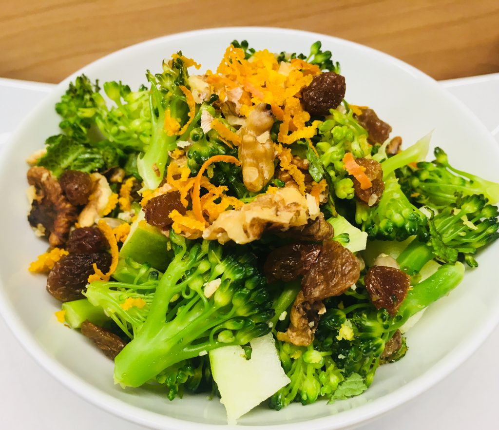 Brokkoli Salat mit Äpfeln, Rosinen und Walnüssen und veganer Mayonnaise
