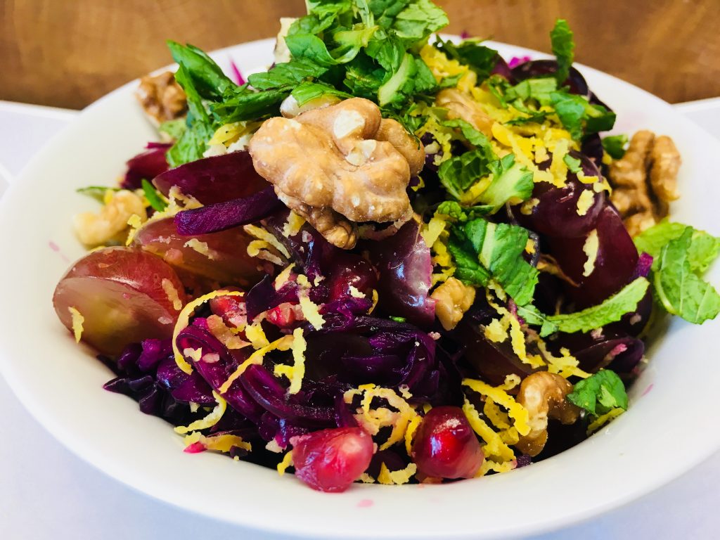 Rotkohl Salat mit Trauben, Granatapfekernen und Walnüssen