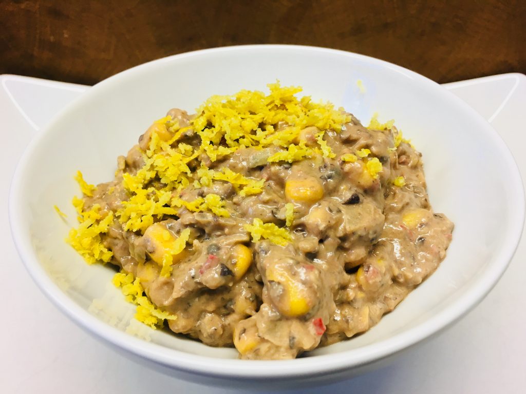 Schwarze Bohnen Hummus Dip mit Chili und Mais