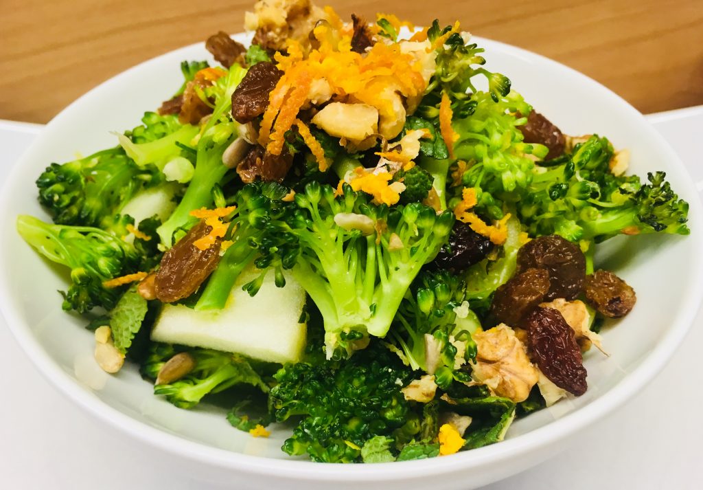 Brokkoli Salat mit Äpfeln, Rosinen und Walnüssen und veganer Mayonnaise
