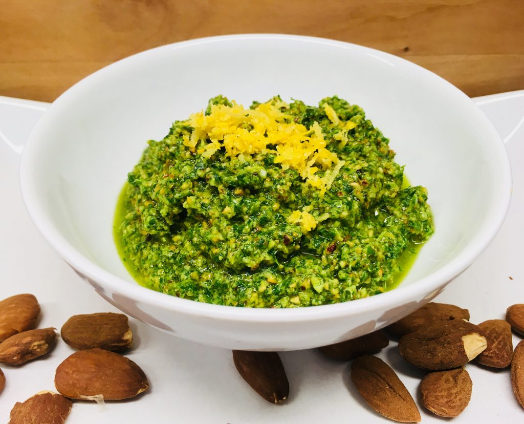 Rucola Pesto mit Mandeln und Zitrone