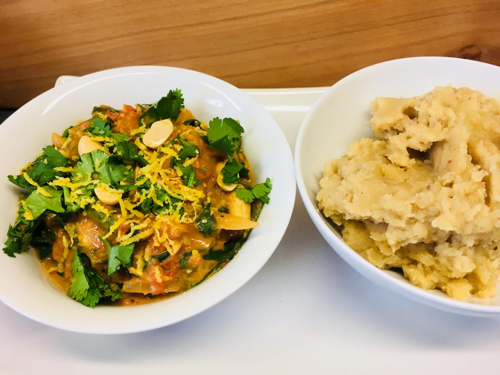 Spinat mit Tomaten Erdnuss Sauce und Pastinakenpüree