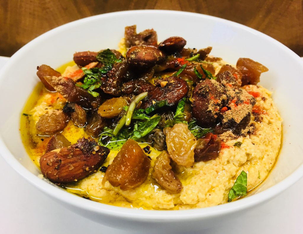 Marokkanischer Hummus mit Aprikosen, Rosinen, Mandeln und Zimt