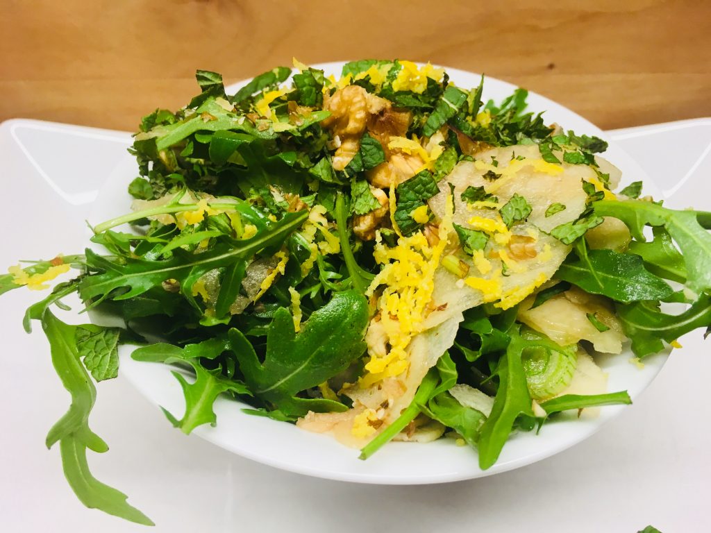 Rucola Salat mit Birne, Walnüssen und Roquefort