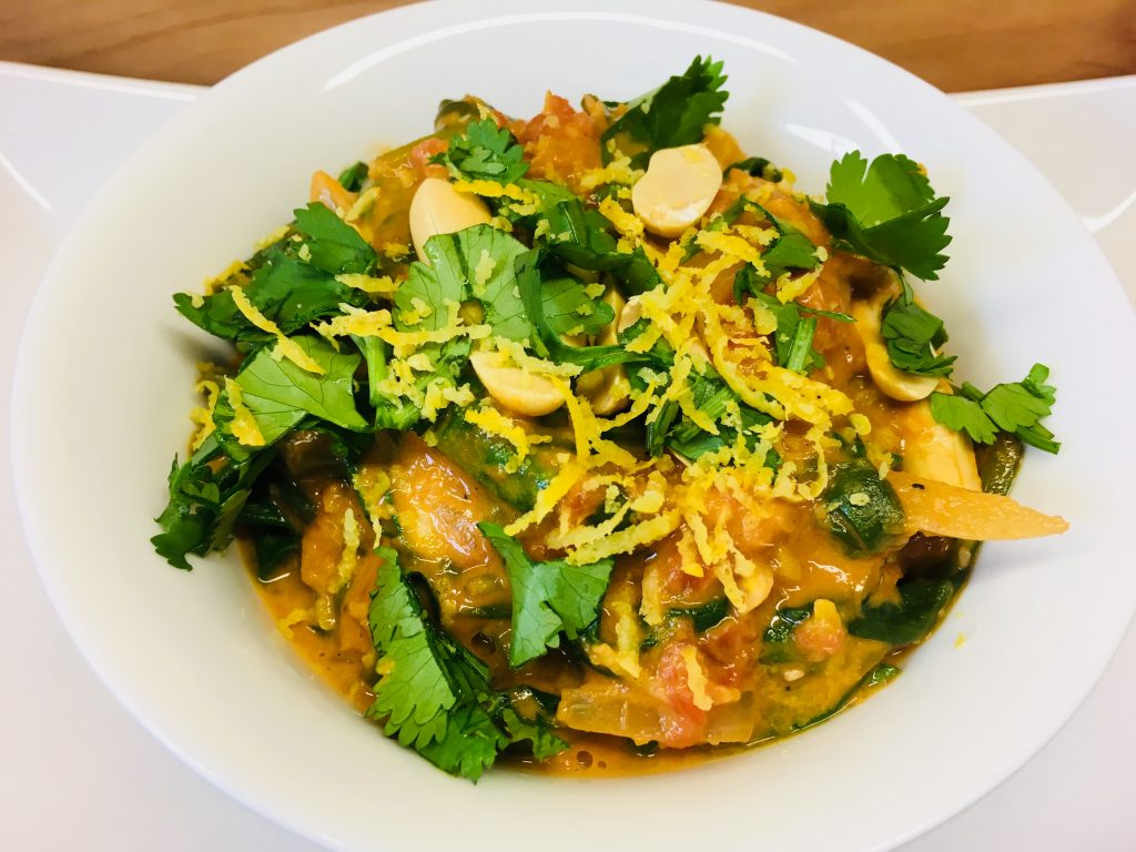 Spinat mit Tomaten Erdnuss Sauce und Pastinakenpüree