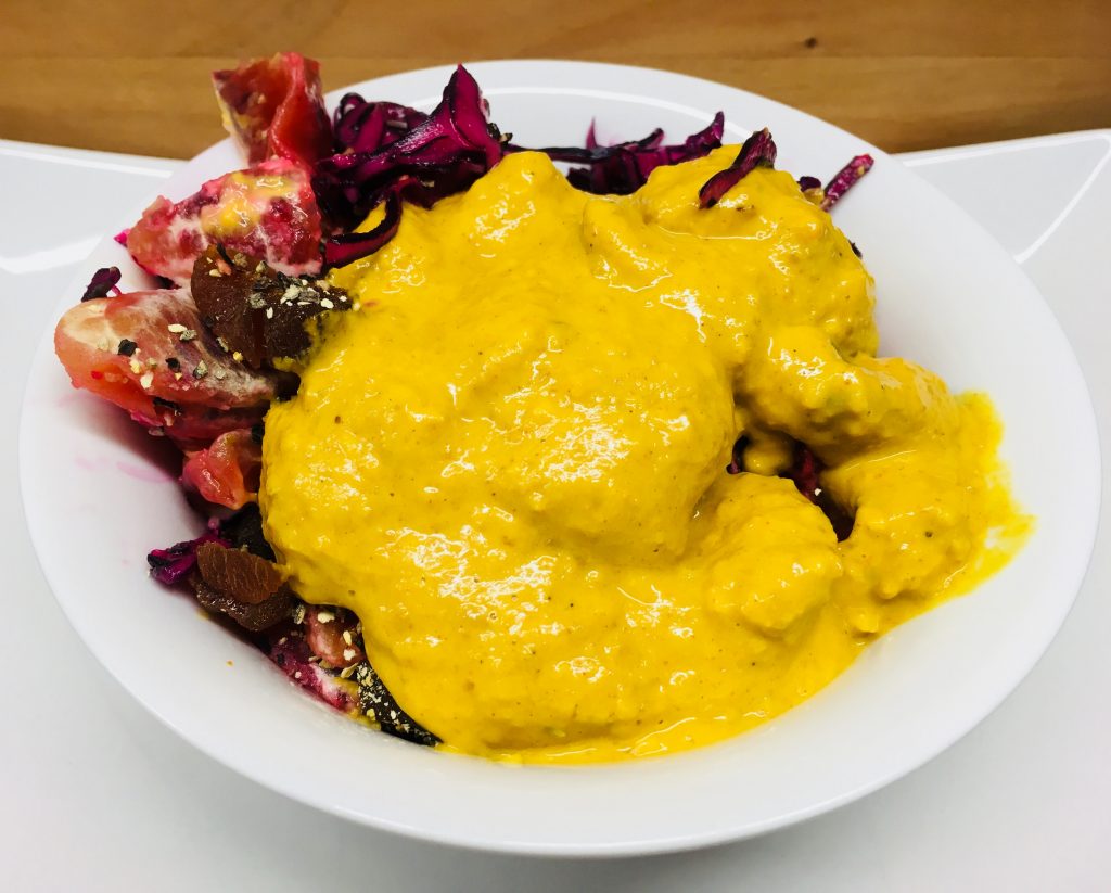 Rotkohl Salat mit Blutorangen, Sesam und Aprikosen Curry Dressing