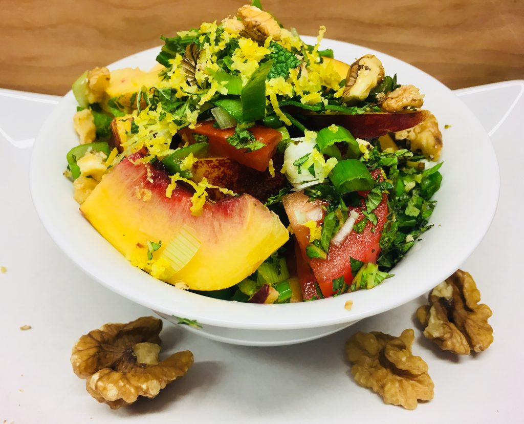 Tomaten Salat mit Pfirsich, Walnüssen und Minze
