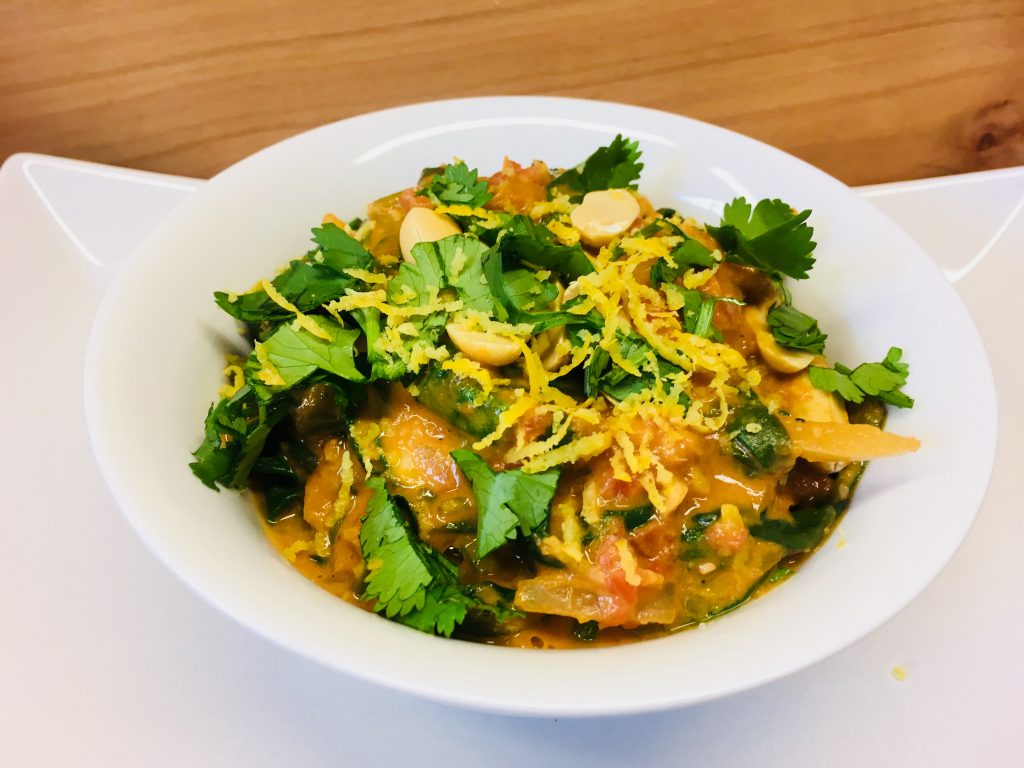 Spinat mit Tomaten Erdnuss Sauce und Pastinakenpüree