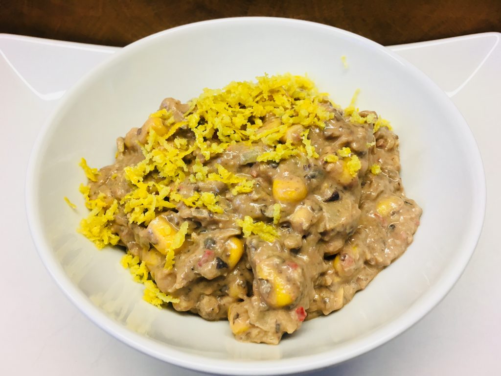 Schwarze Bohnen Hummus Dip mit Chili und Mais