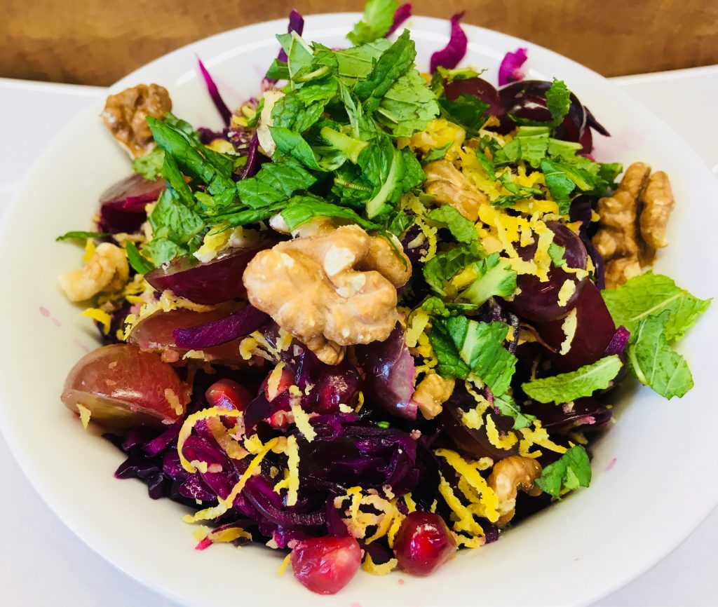 Rotkohl Salat mit Trauben, Granatapfekernen und Walnüssen