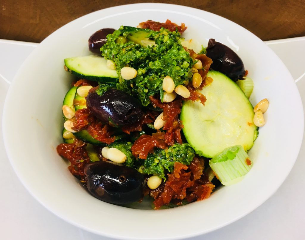 Zucchini Salat mit Tomaten, Oliven und Pesto