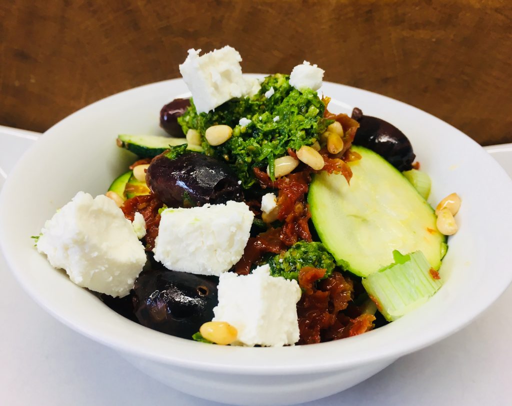 Zucchini Salat mit Tomaten, Oliven und Pesto