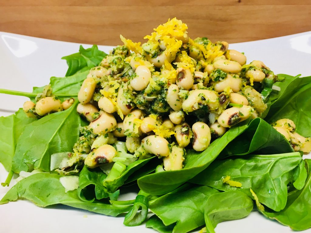 Spinat Salat mit Weißen Bohnen und Rucola Mandel Pesto