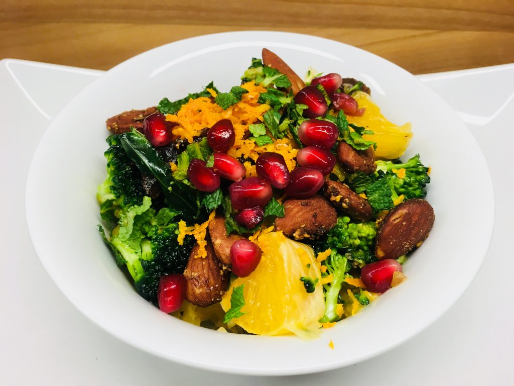 Brokkoli Salat mit Aprikosen, Orange, Datteln, Granatapfelkernen und Orangen Mandel Dressing