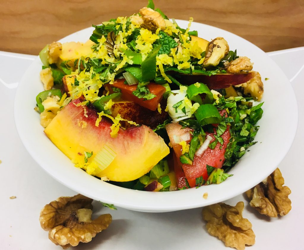 Tomaten Salat mit Pfirsich, Walnüssen und Minze