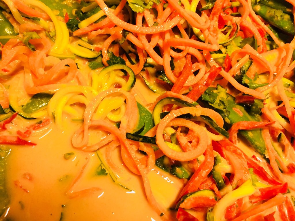 Asiatische Zucchini Nudel Pfanne mit Sesam Erdnuss Kokos Sauce