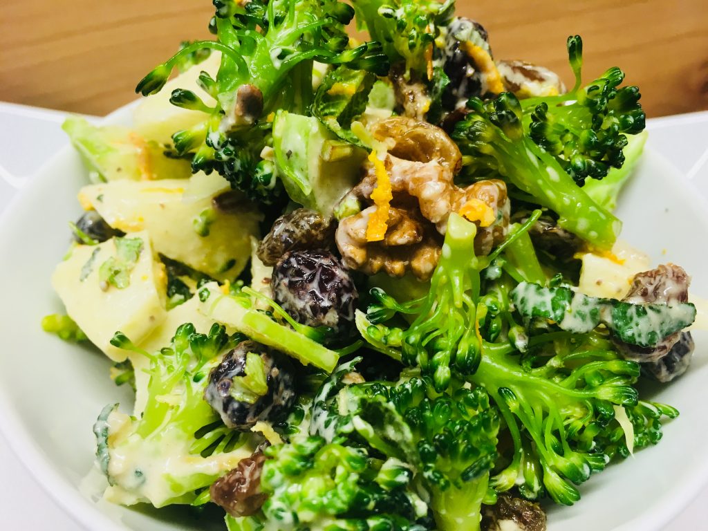 Brokkoli Salat mit Äpfeln, Rosinen und Walnüssen und veganer Mayonnaise