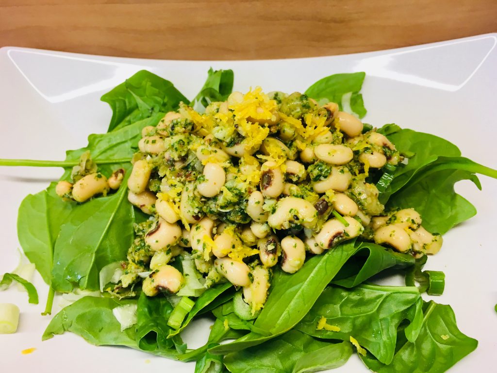 Spinat Salat mit Weißen Bohnen und Rucola Mandel Pesto