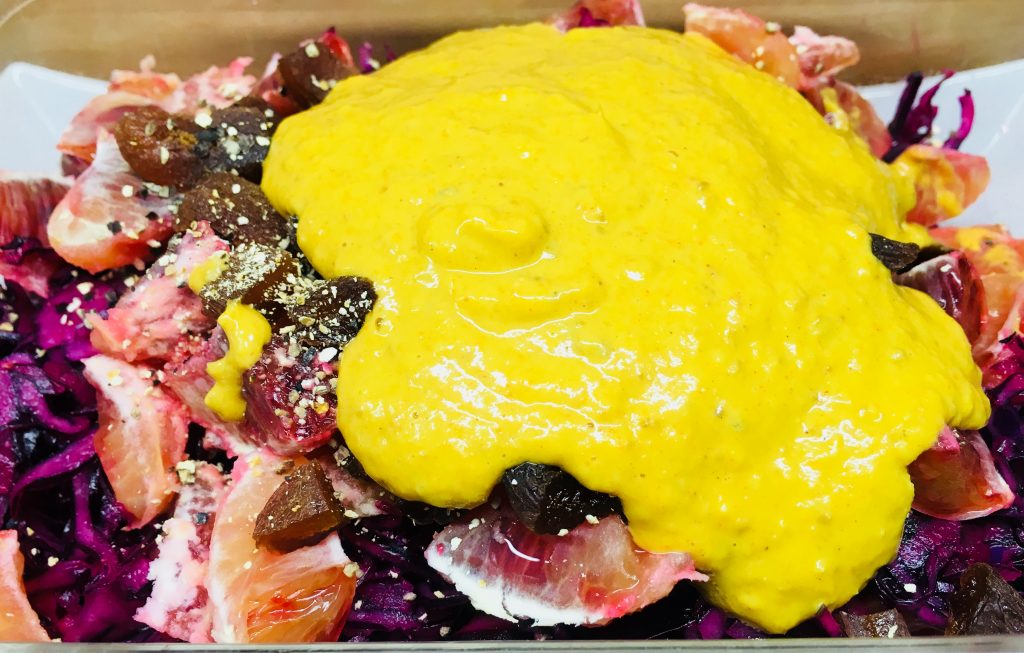 Rotkohl Salat mit Blutorangen, Sesam und Aprikosen Curry Dressing