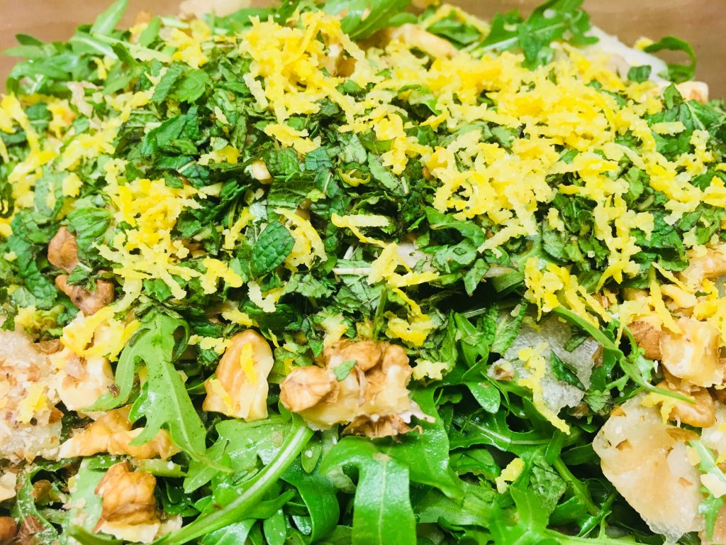 Rucola Salat mit Birne, Walnüssen und Roquefort