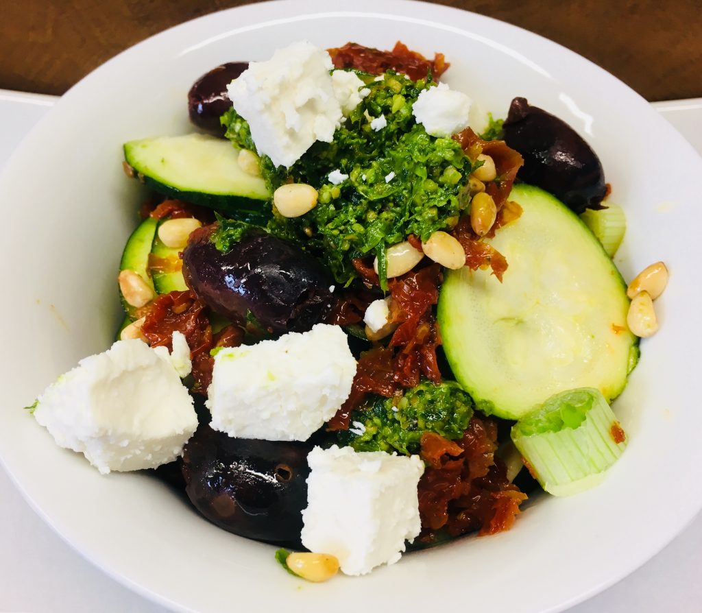 Zucchini Salat mit Tomaten, Oliven und Pesto