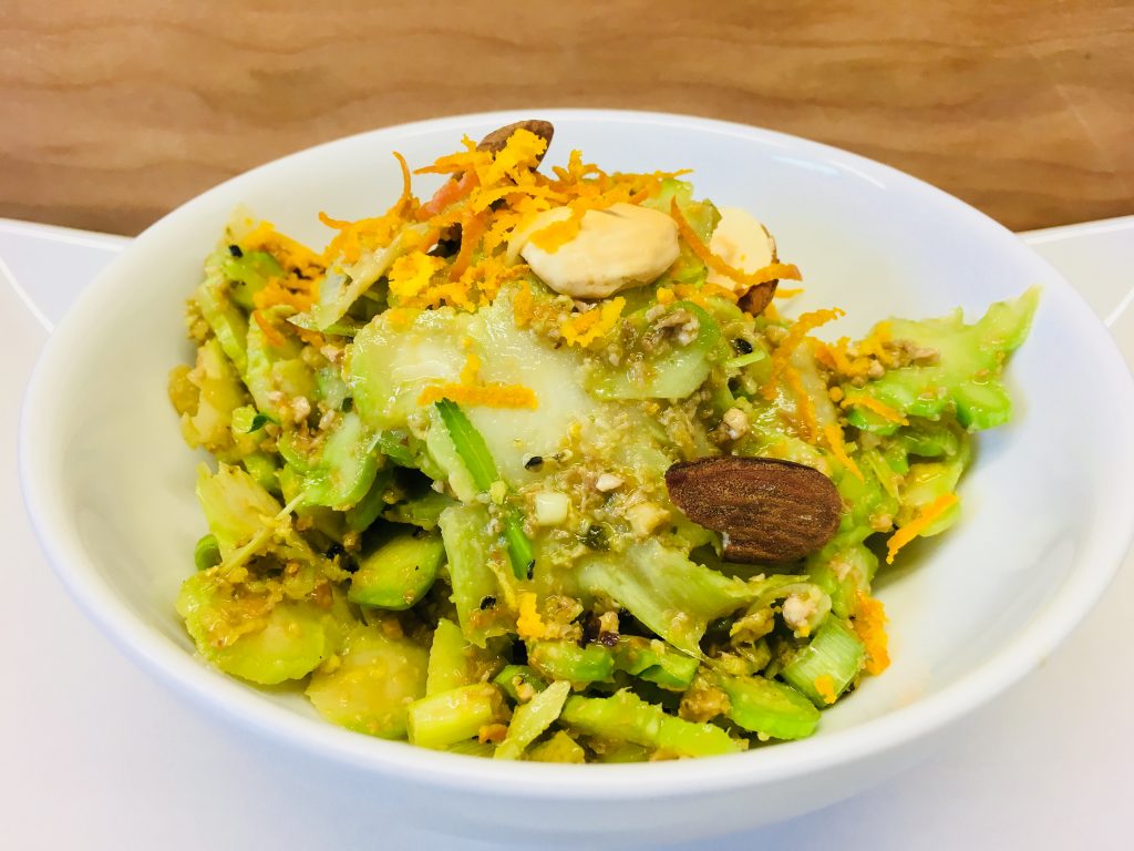 Brokkoli Salat mit Oliven, Mandeln und Orangenpfeffer