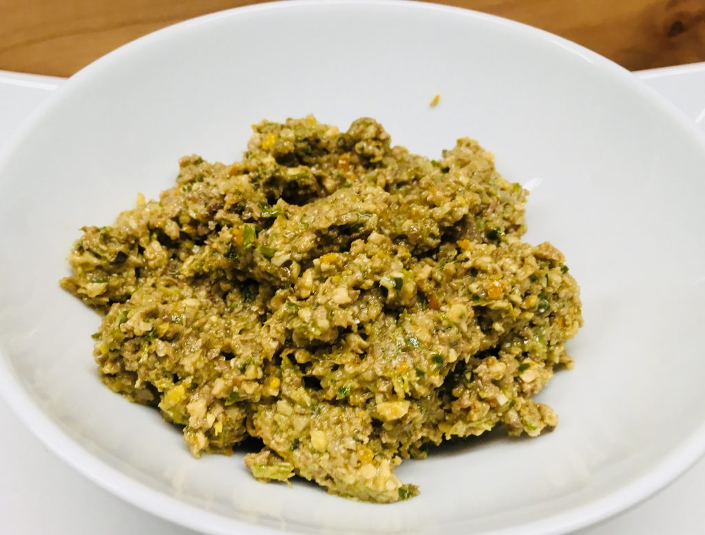 Oliven Walnuss Tapenade mit Orange und Petersilie