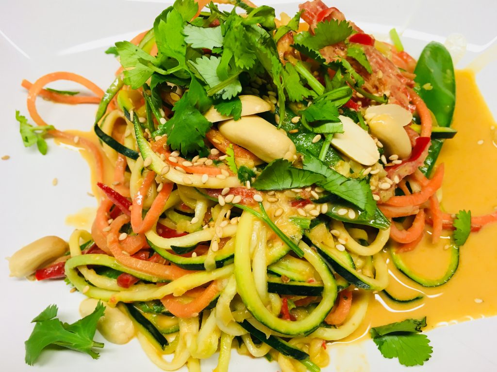 Asiatische Zucchini Nudel Pfanne mit Sesam Erdnuss Kokos Sauce