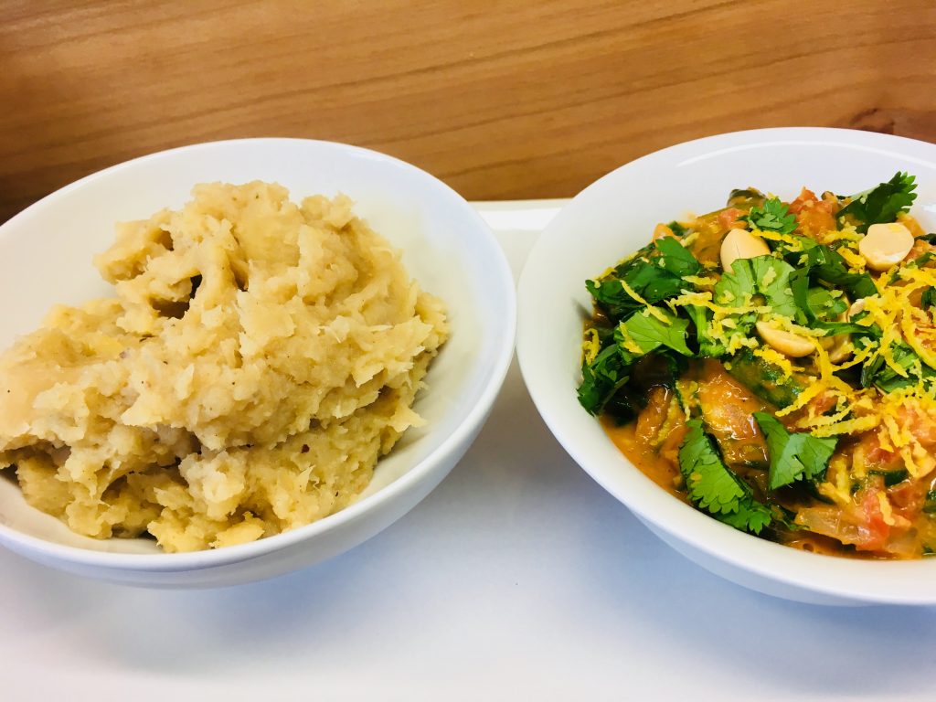 Spinat mit Tomaten Erdnuss Sauce und Pastinakenpüree