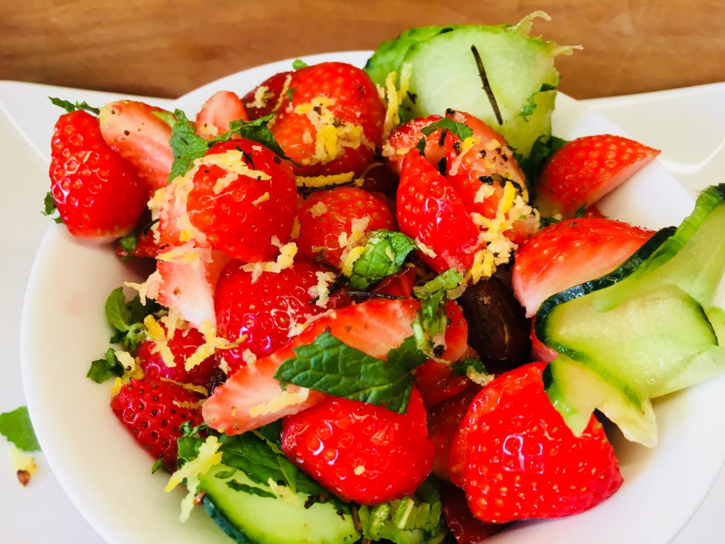 Erdbeer Gurken Salat mit Minze, Mandeln und Basilikum