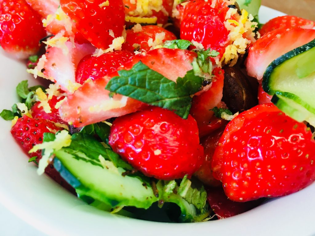 Erdbeer Gurken Salat mit Minze, Mandeln und Basilikum