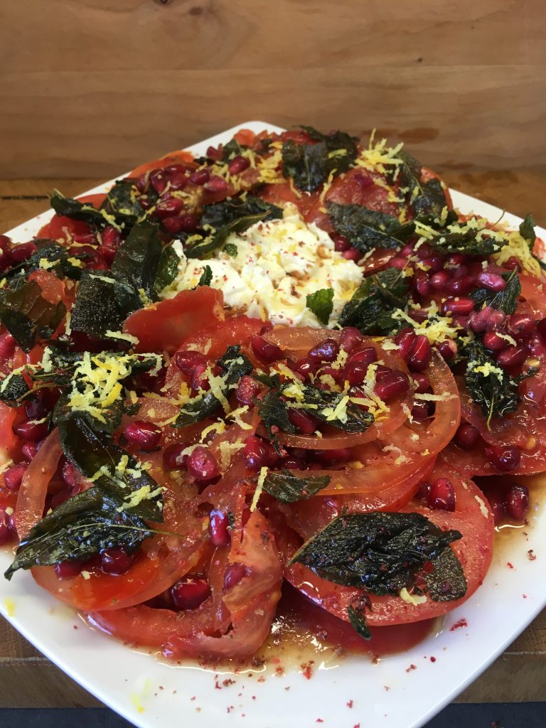 Tomaten mit Granatapfelsirup und knusprigen Salbeiblättern
