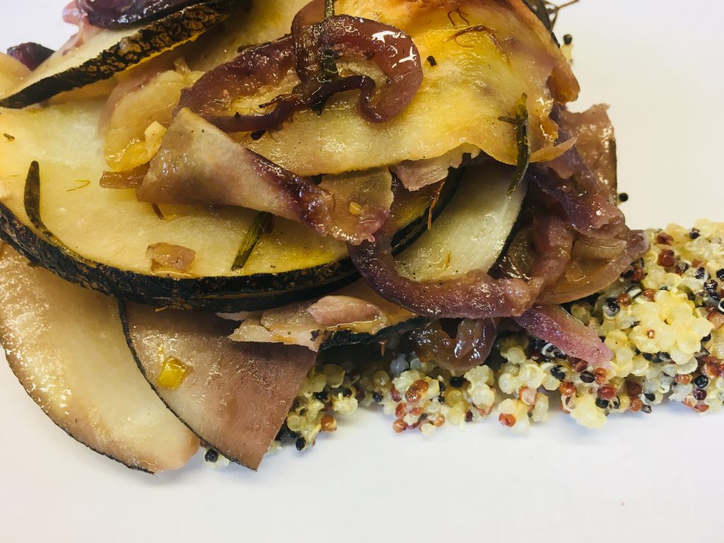 Karamelisierter schwarzer Rettich mit Zwiebeln und Trauben in Safran Honig