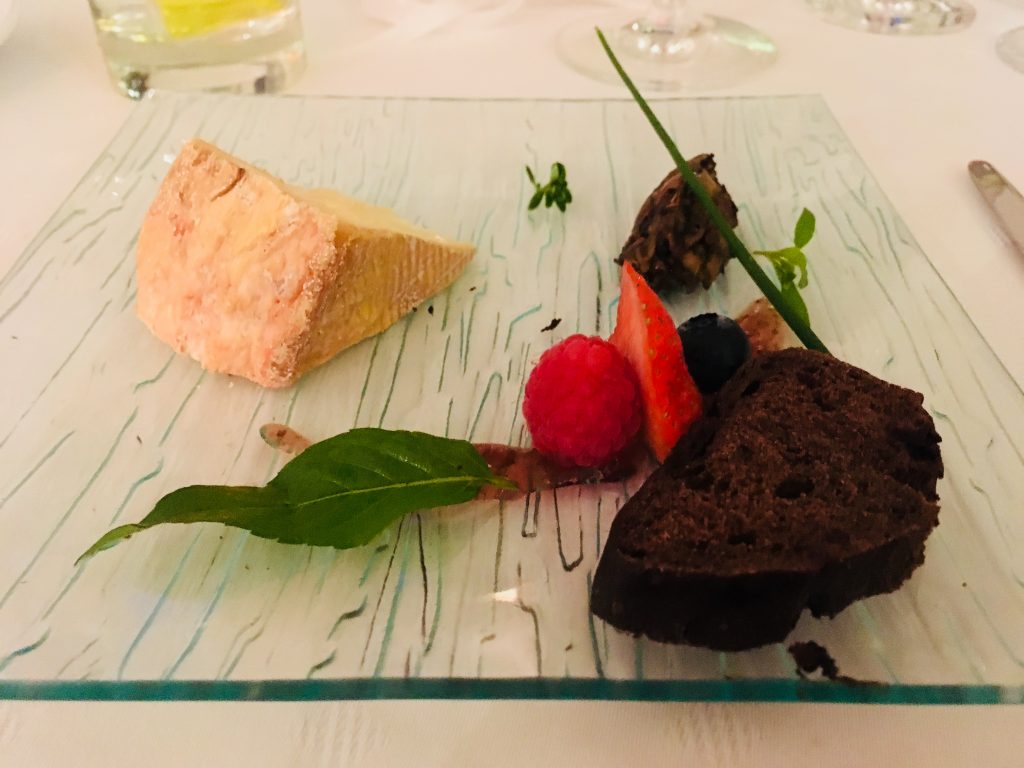 Livarot mit einer Gemüsepaste aus Auberginen, Shitakepilzen, Oliven mit Feigenpüree und Kakaobrot