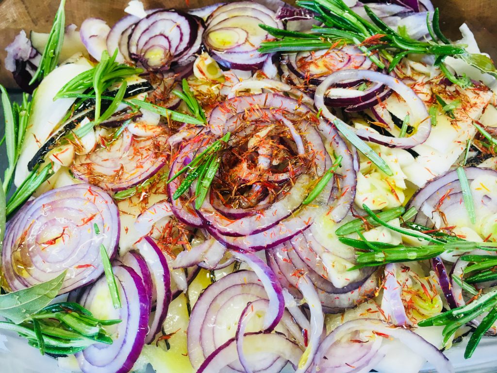 Karamelisierter schwarzer Rettich mit Zwiebeln und Trauben in Safran Honig