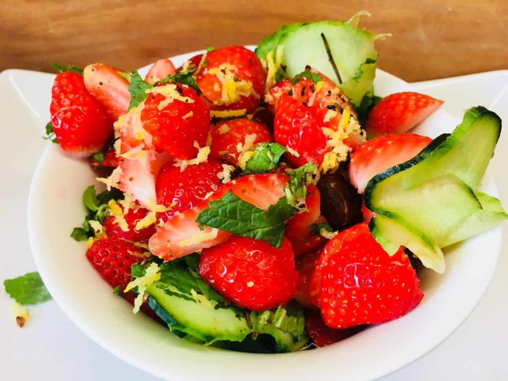 Erdbeer Gurken Salat mit Minze, Mandeln und Basilikum