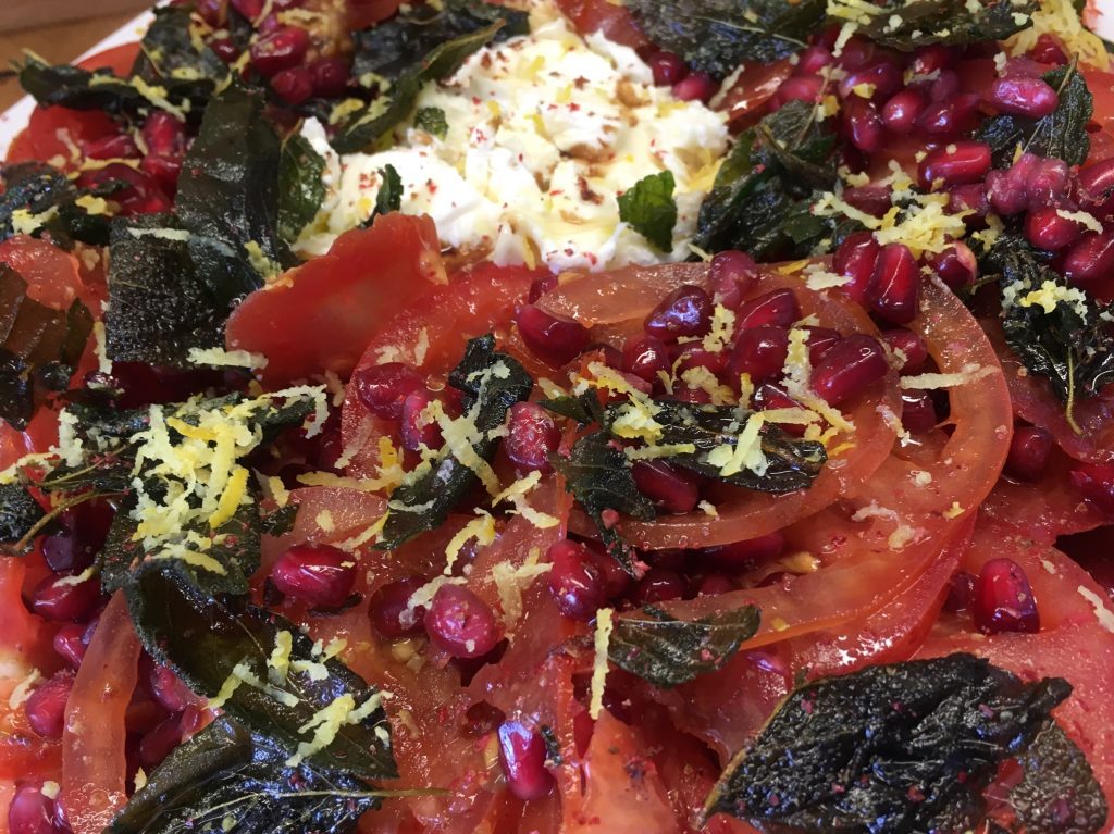 Tomaten mit Granatapfelsirup und knusprigen Salbeiblättern