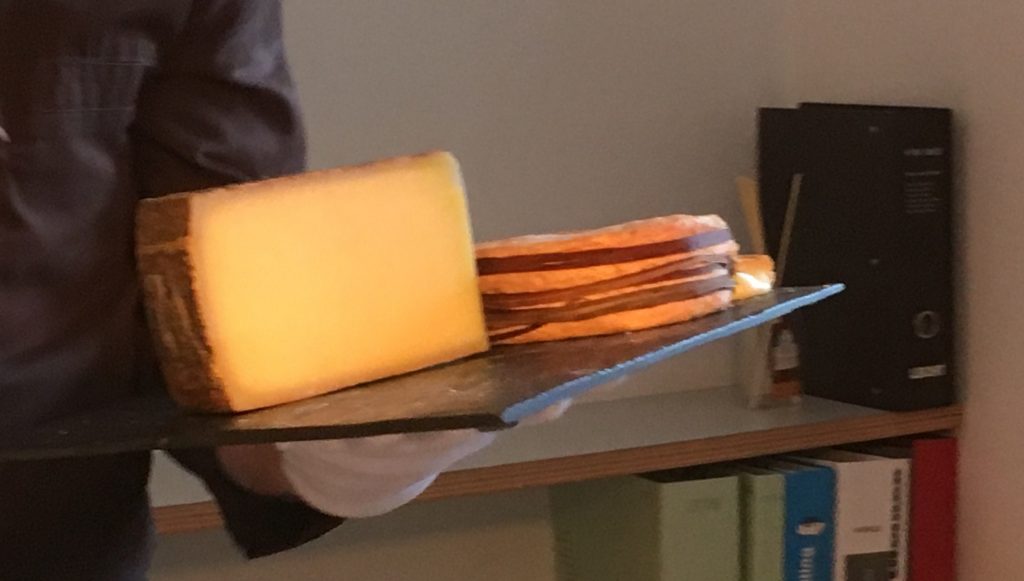 Maréchal aux herbes (links) und Livarot (rechts)