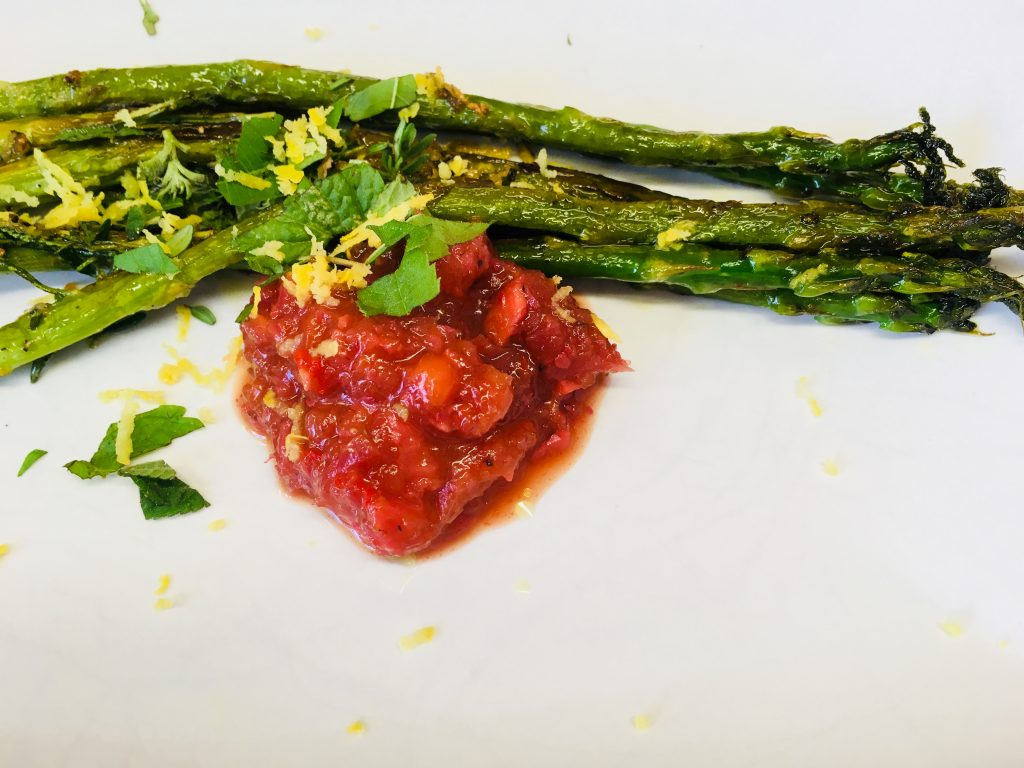 Gerösteter grüner Spargel mit Erdbeer Chutney