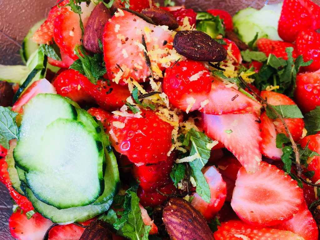 Erdbeer Gurken Salat mit Minze, Mandeln und Basilikum