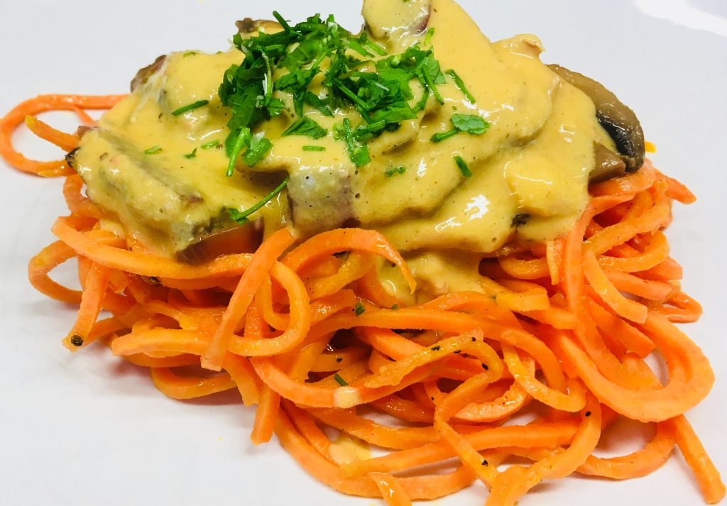 Süßkartoffel Pasta mit marinierten Champignons und Knoblauch Ingwer Tahini