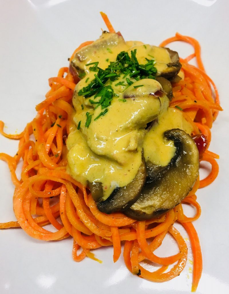 Süßkartoffel Pasta mit marinierten Champignons und Knoblauch Ingwer Tahini