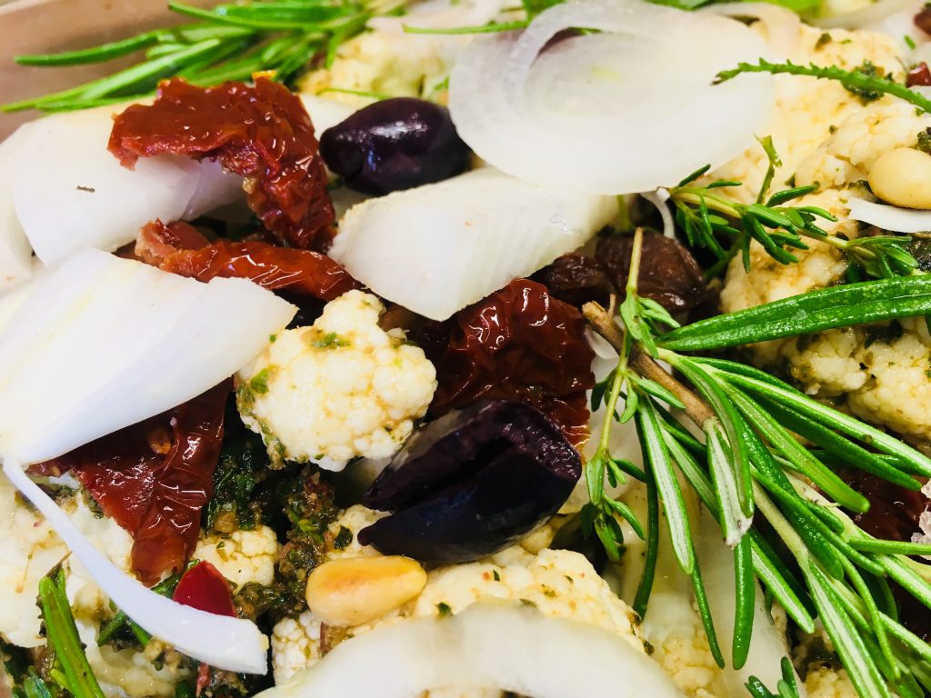 Gerösteter Blumenkohl mit Pinienkernen, Chili und Rosinen a la Siciliana