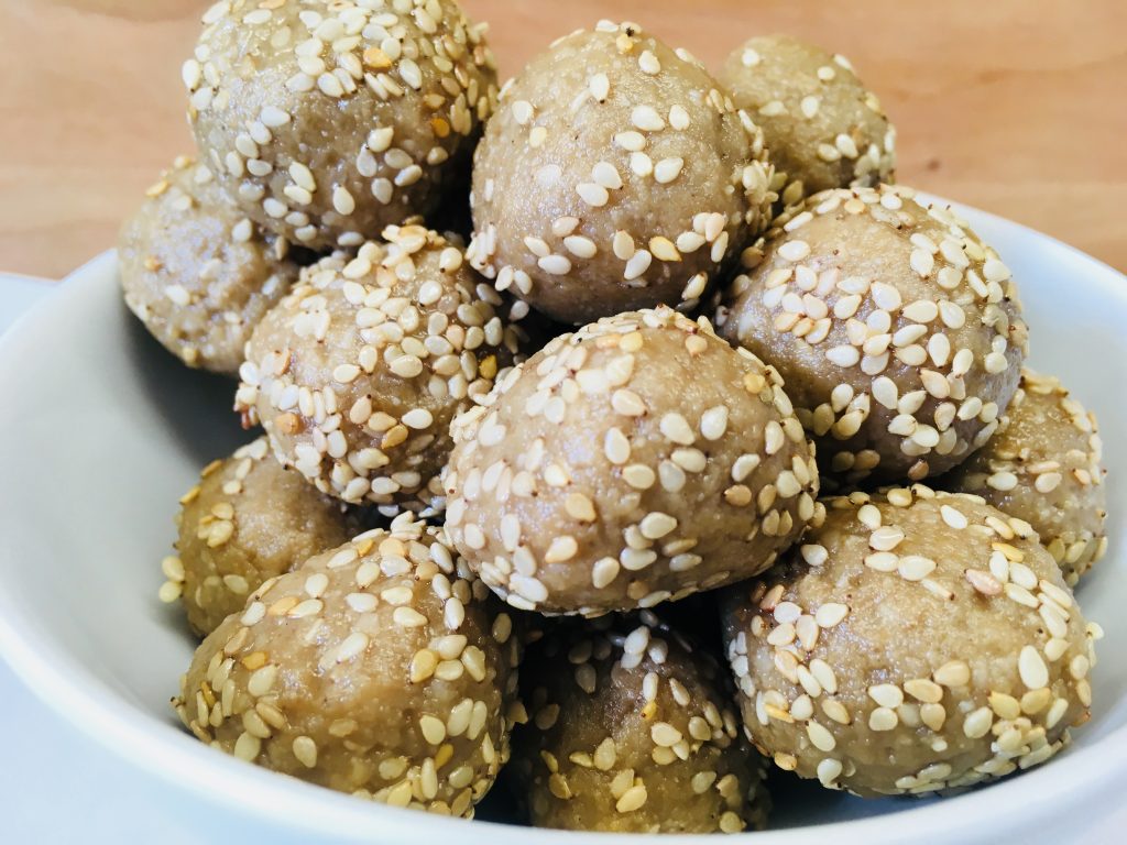 Halva Energiebällchen aus Sesam, Mandeln und Honig